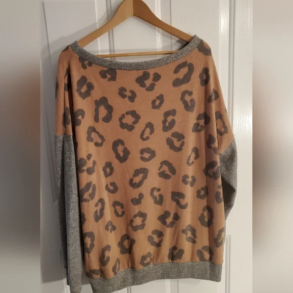 Chic Leopard Print Sweater with Gray Sleeves - Picture 3 of 3